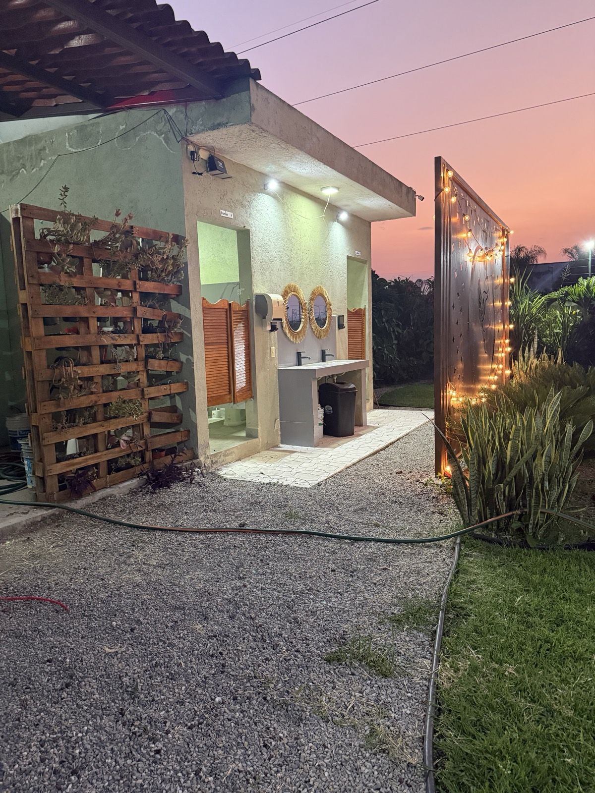 Entrada, baños y área de servicio del Jardín Paraíso Colibrí